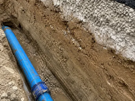 道路水道本管工事：舗装下での配管作業